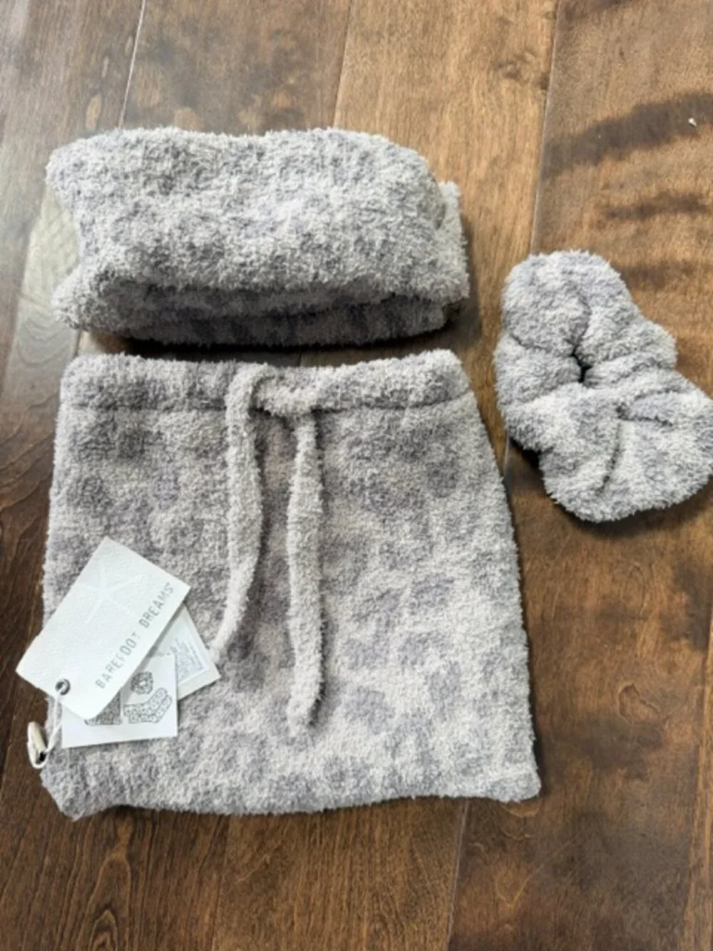Barefoot Dreams COZYCHIC Leopard Plush Sac/Socks/Scrunchie Set - NWT